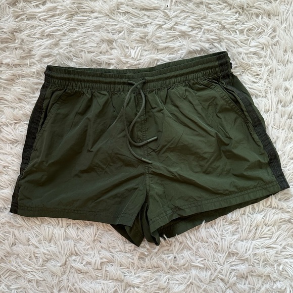 Pants - Athleta Women's Green 3" Inseam Athletic Shorts Size 4